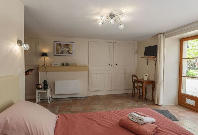 Au Pays De Jacquou : Chambre D’hôtes Et Table D’hôtes