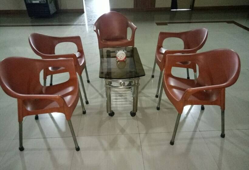 Royal Guest House   Hostel