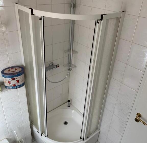 فندق فئة نجمة واحدة Zur Linde