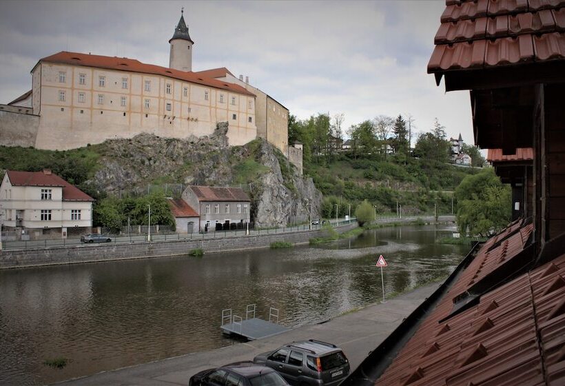 فندق Penzion A Restaurace U řeky