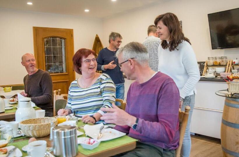 ペンション Weingut Erich Serwazi