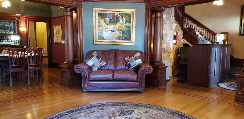 Bed and Breakfast Cabernet House, An Old World Inn