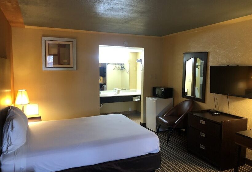 هتل Nendels Inn & Suites Dodge City Airport