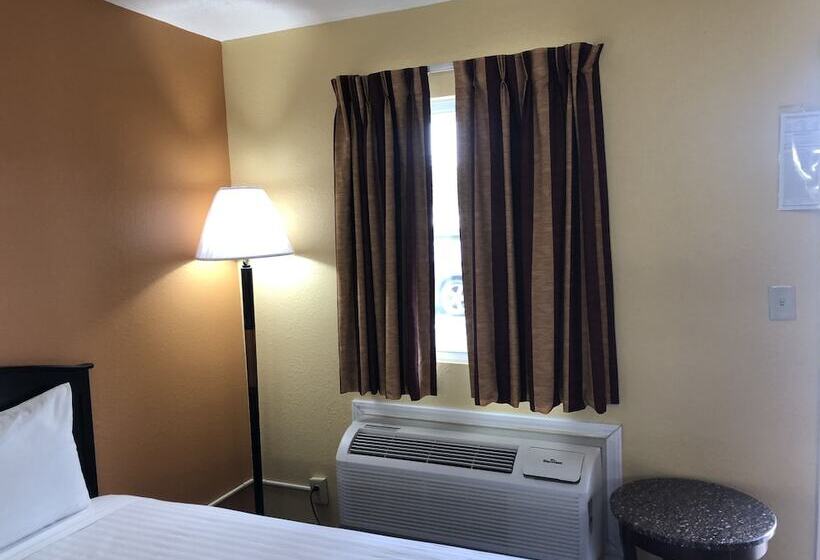 בית מלון כפרי Nendels Inn & Suites Dodge City Airport