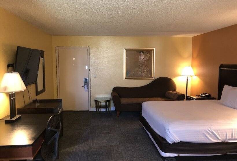 هتل Nendels Inn & Suites Dodge City Airport