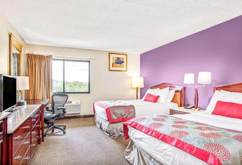 Отель Ramada By Wyndham Rockaway