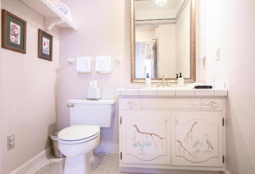 Отель The Oaks Victorian Inn