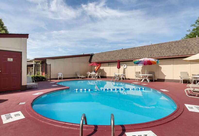 فندق على الطريق Rodeway Inn Auburn Hills   Detroit