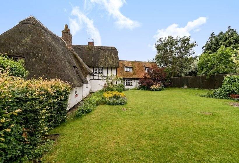 Yew Tree Cottage Sleeps 12, Garden & Pet Friendly
