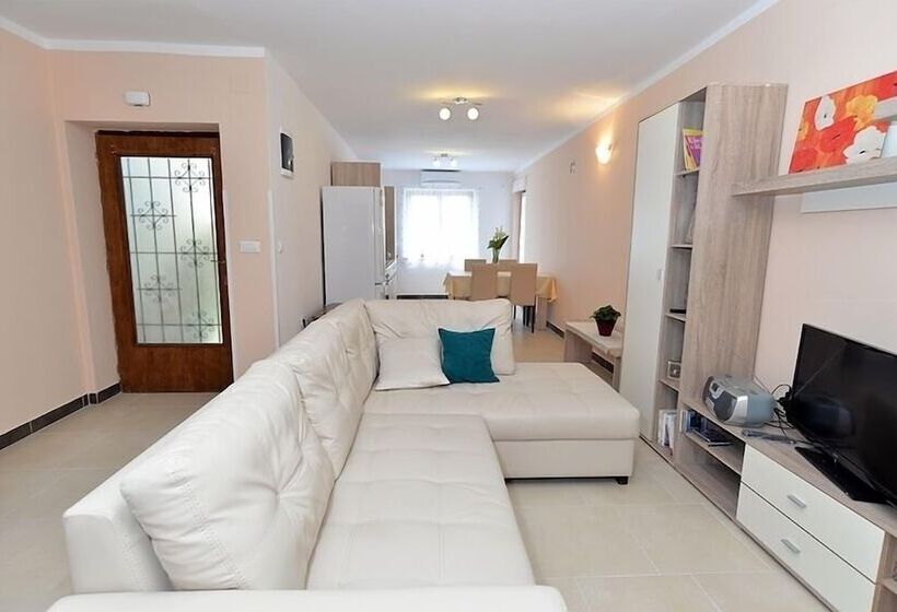 Apartment 640