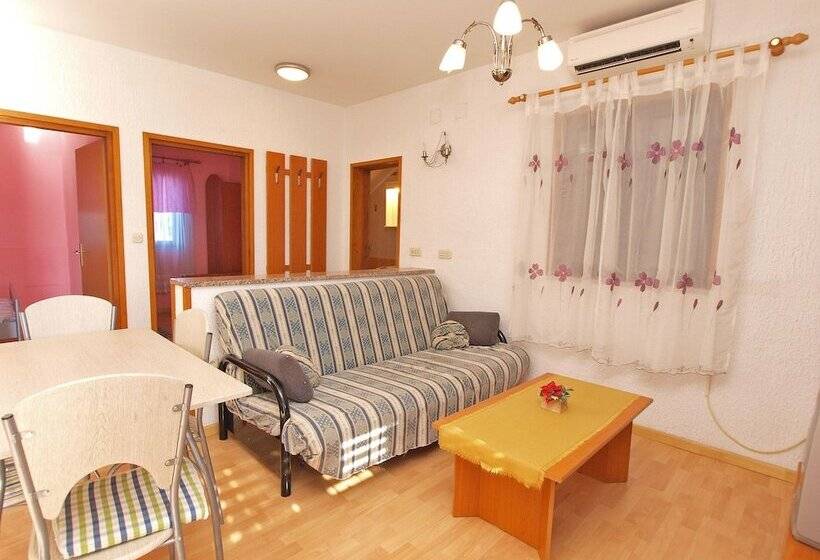 Apartment 879