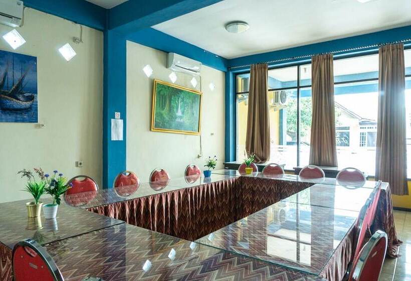 هتل Reddoorz Near H. Hasan Aroeboesman Airport