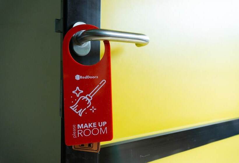 هتل Reddoorz Near H. Hasan Aroeboesman Airport