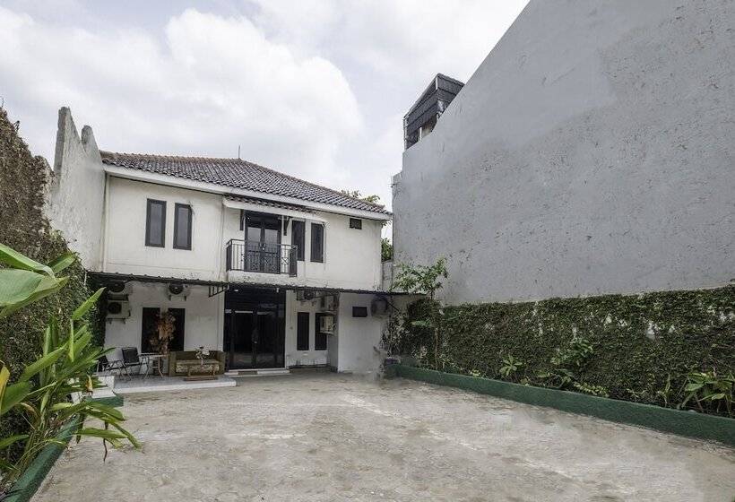 هتل Oyo 2391 Baladewa Residence Syariah