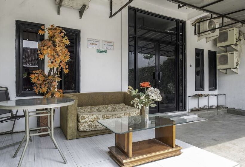 هتل Oyo 2391 Baladewa Residence Syariah