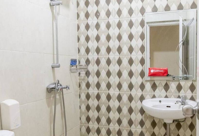 Отель Reddoorz Plus Near Tambun Station