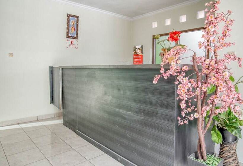 پانسیون Reddoorz Near Taman Mini Jakarta