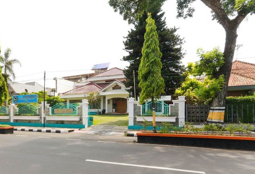پانسیون Reddoorz Syariah Near Alun Alun Magelang Bayeman