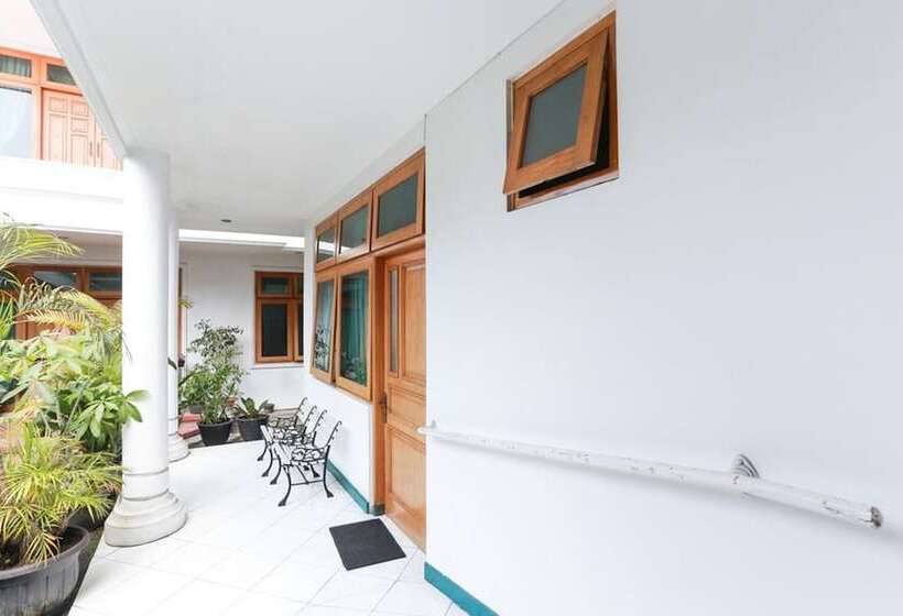 پانسیون Reddoorz Syariah Near Alun Alun Magelang Bayeman