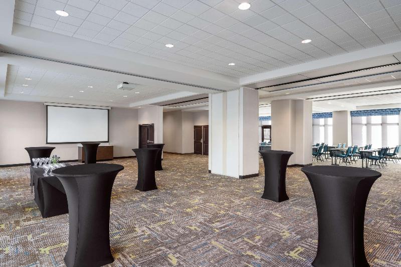 هتل Hampton Inn & Suites By Hilton Kelowna Airport