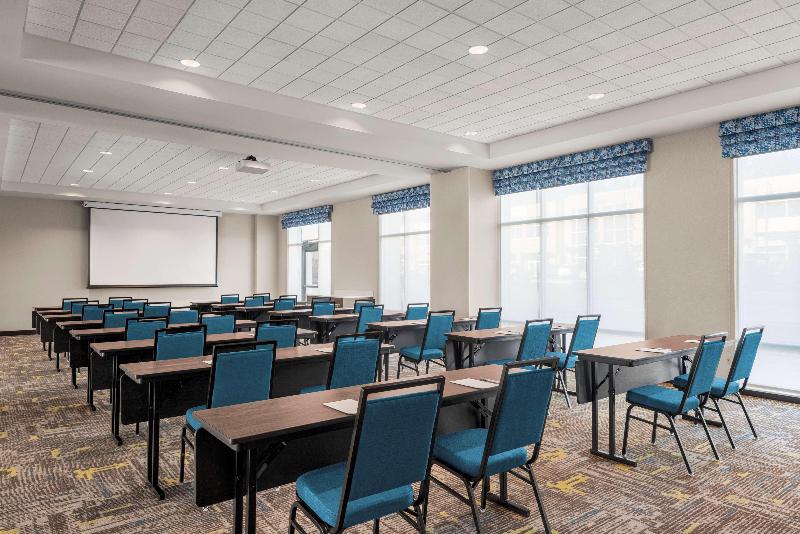 هتل Hampton Inn & Suites By Hilton Kelowna Airport