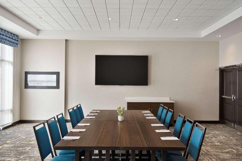 هتل Hampton Inn & Suites By Hilton Kelowna Airport