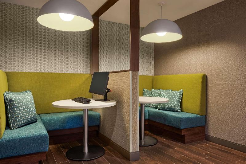 هتل Hampton Inn & Suites By Hilton Kelowna Airport