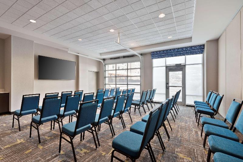 هتل Hampton Inn & Suites By Hilton Kelowna Airport