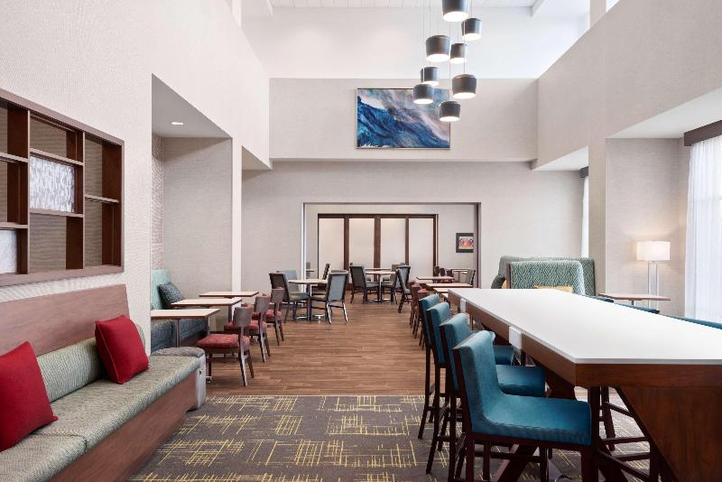 هتل Hampton Inn & Suites By Hilton Kelowna Airport