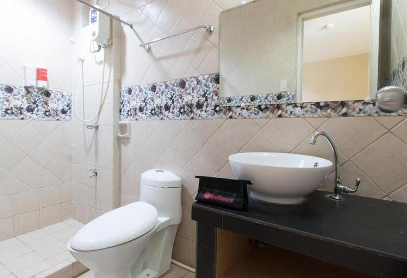 هتل Reddoorz At Teofila Lodge