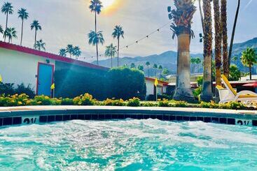 A Place In The Sun Hotel Adults Only Big Units, Privacy Gardens & Heated Pool & Spa In 1 Acre Park