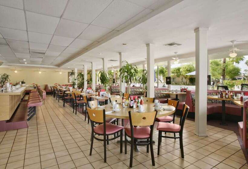 هتل Days Inn By Wyndham Palm Springs