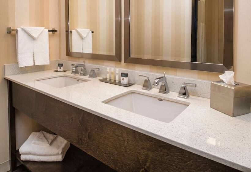 هتل Doubletree By Hilton Portland Beaverton