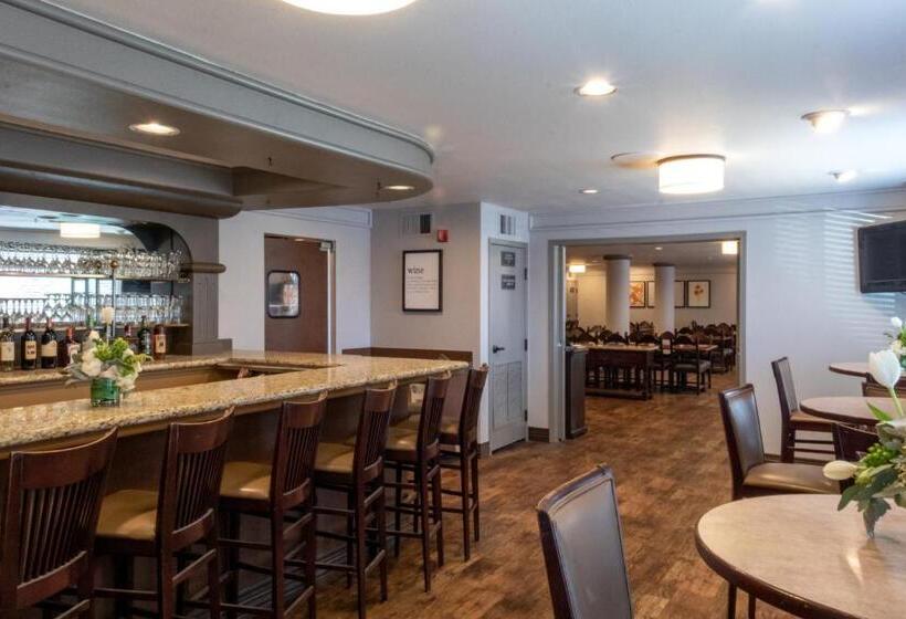 هتل Oxford Suites Chico