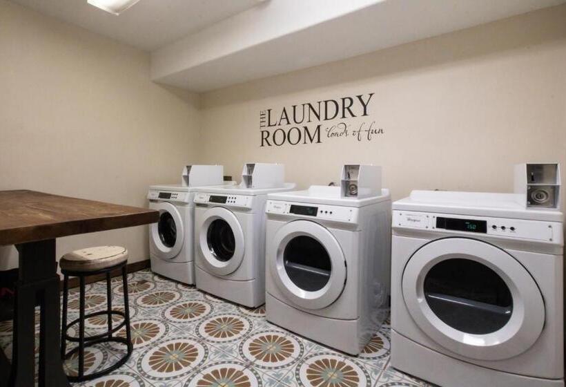 هتل Oxford Suites Chico