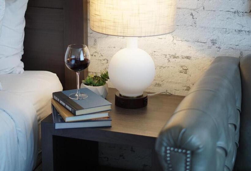 هتل Oxford Suites Chico