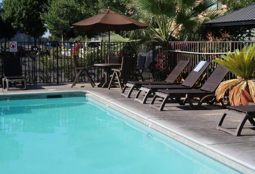 هتل Oxford Suites Chico