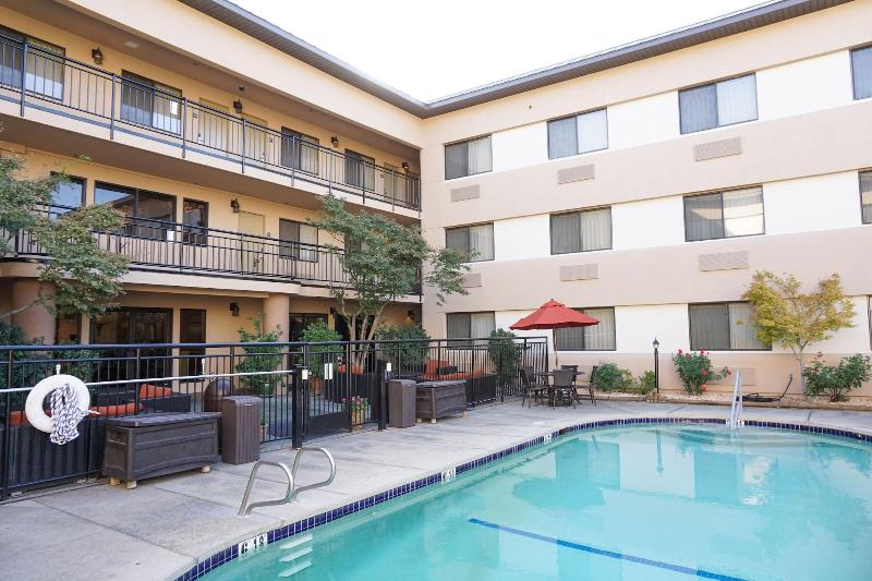Отель Oxford Suites Redding