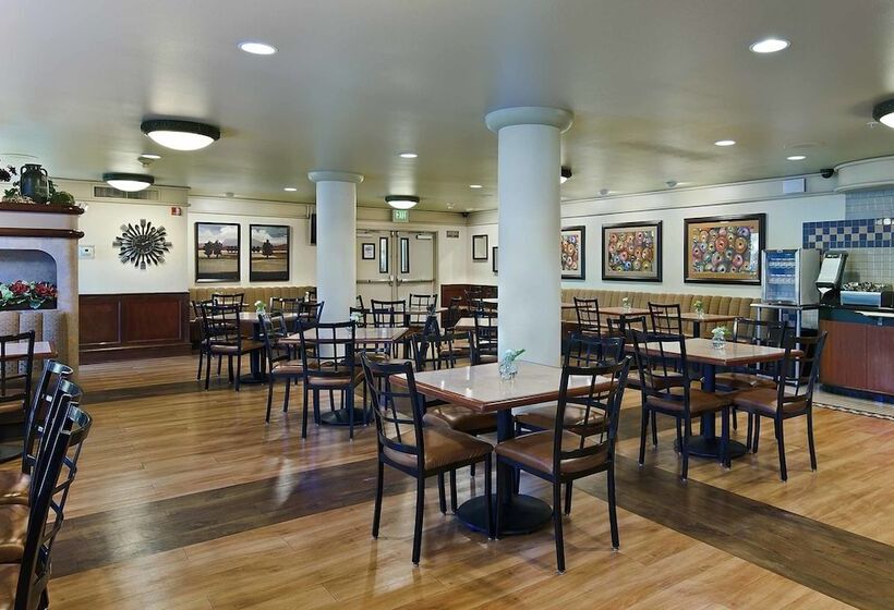 هتل Oxford Suites Yakima