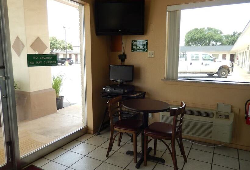 בית מלון כפרי Pearsall Executive Inn