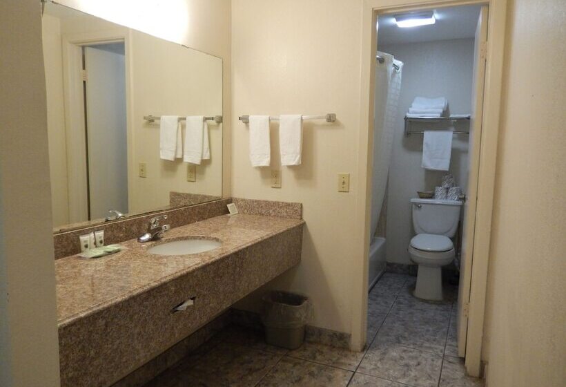 בית מלון כפרי Pearsall Executive Inn