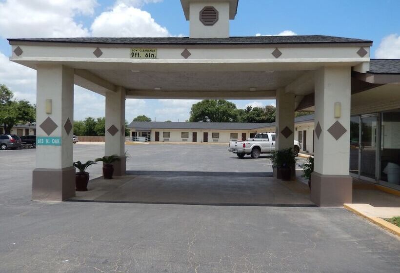 בית מלון כפרי Pearsall Executive Inn