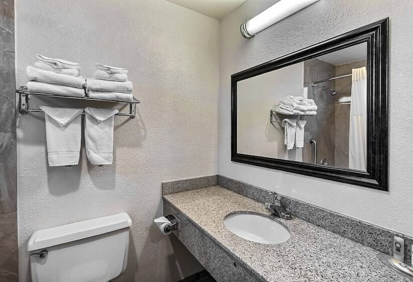 هتل Quality Inn