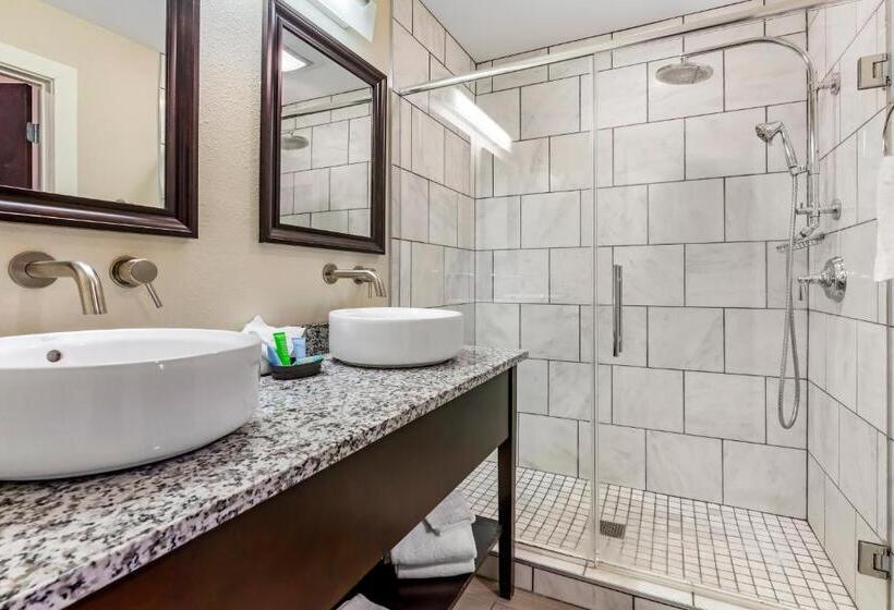 استراحتگاه Polynesian Hotel & Suites Wisconsin Dells/lake Delton