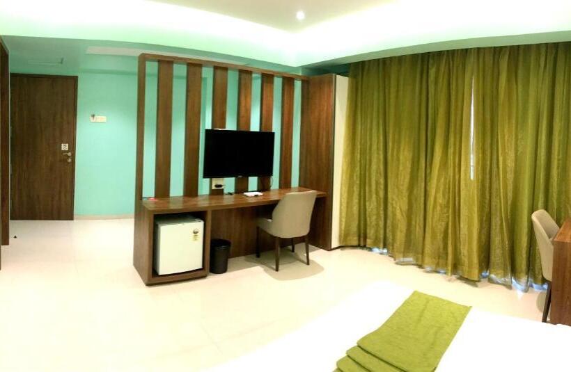 هتل Seven Oaks
