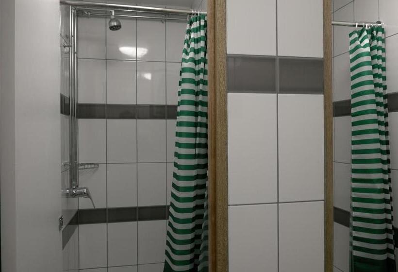 Urbany Hostel London 18 40 Years Old