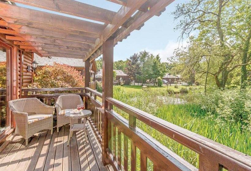 استراحتگاه Tilford Woods Lodge Retreat