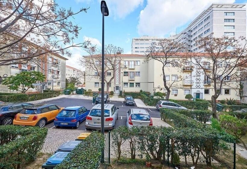 Casa Oliveira Alvalade By The Metro