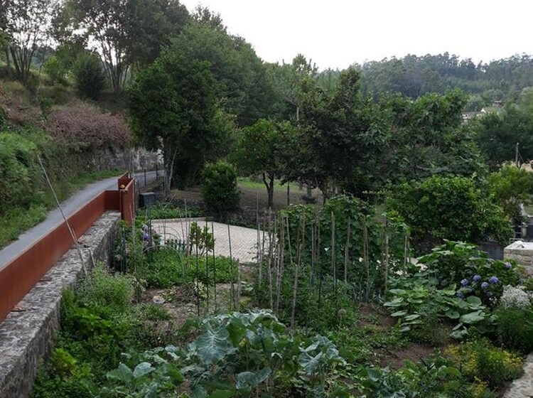 3 Bedrooms House With Enclosed Garden And Wifi At Gondiaes