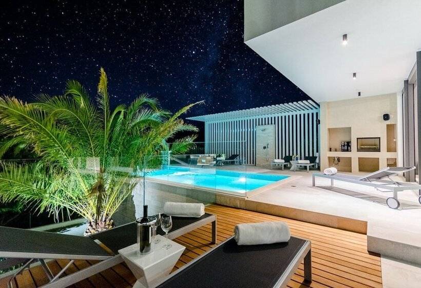 Luxury Villa Luna With Swimming Pool